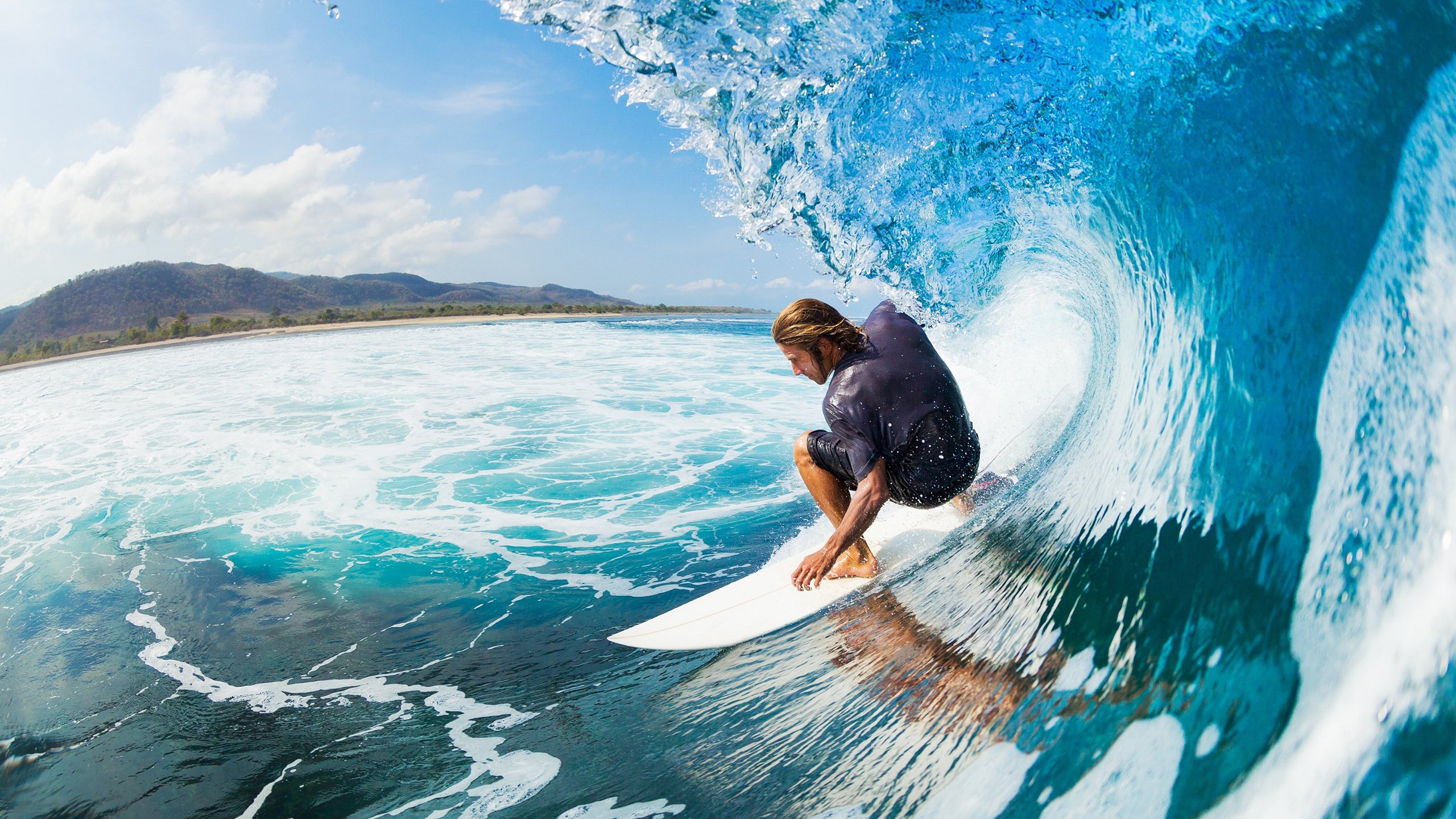 爱游戏在线登录入口-夜间自由潜水表演，光影交错尽显海底魅力，夜间潜水训练事件