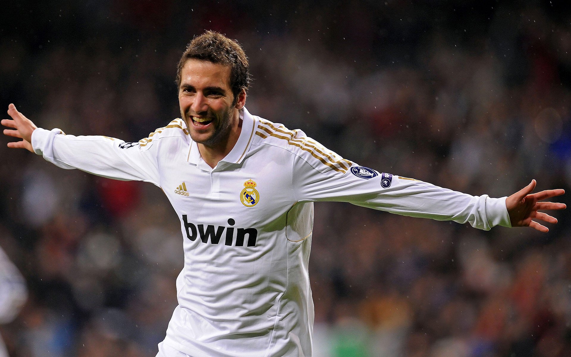 爱体育娱乐入口-球迷“创意无限”自制作品：带你重温最感动瞬间，自创球技免费